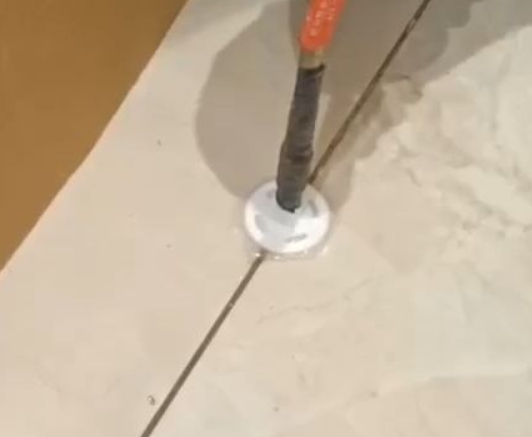 城西瓷砖空鼓维修公司专业解答瓷砖在铺贴过程中，如果没有涂抹均匀到位的粘结材料（如水泥砂浆或瓷砖胶），可能会导致以下问题