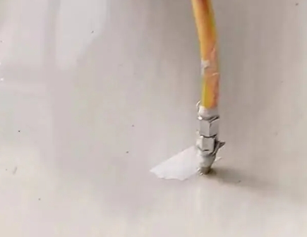 城西瓷砖空鼓维修公司专业解答在瓷砖铺贴过程中，如果使用的砂料过粗（如全部使用了粗砂），可能会导致以下问题