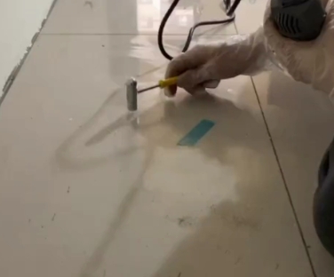 城西瓷砖开裂维修公司专业分享瓷砖在铺贴前如果没有沥干水分，将会导致以下问题