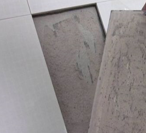 城西瓷砖空鼓维修公司分享瓷砖铺贴时如果打浆（即涂抹在瓷砖背面和基层上的砂浆或瓷砖胶）过少，会带来以下问题